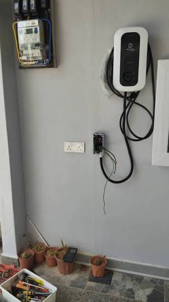 Instalasi wall charger di garasi rumah mewah
