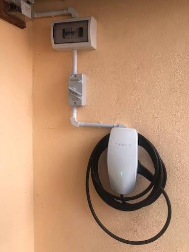Instalasi charger untuk area komersial dan gedung perkantoran