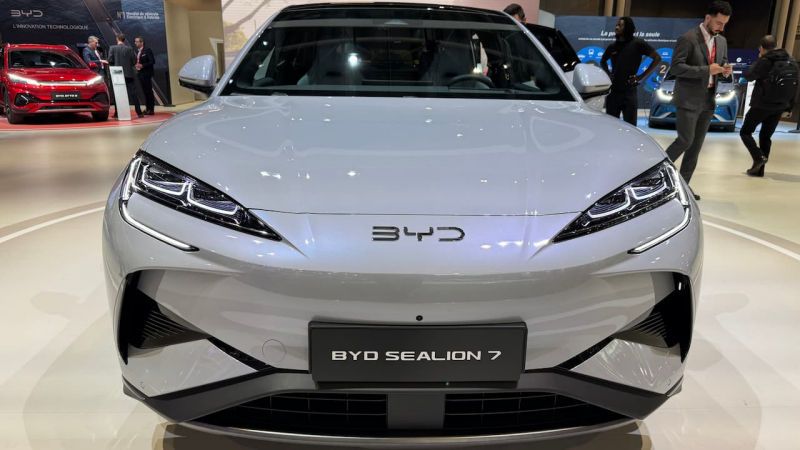 Kendaraan listrik BYD Seal mendukung wall charger AC Type 2