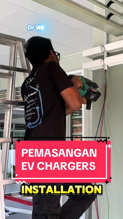 Teknisi memeriksa panel listrik sebelum instalasi
